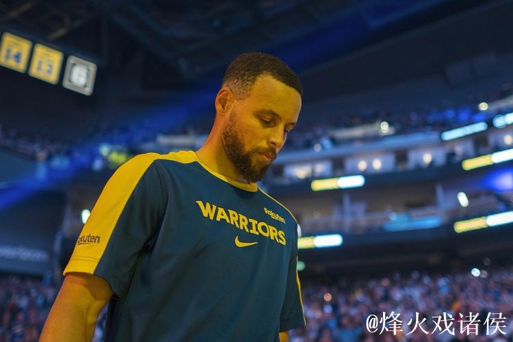 库里左腓骨扭伤 将缺席接下来两场比赛并于周六复查